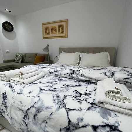 Midnight Apartments 地拉那 外观 照片