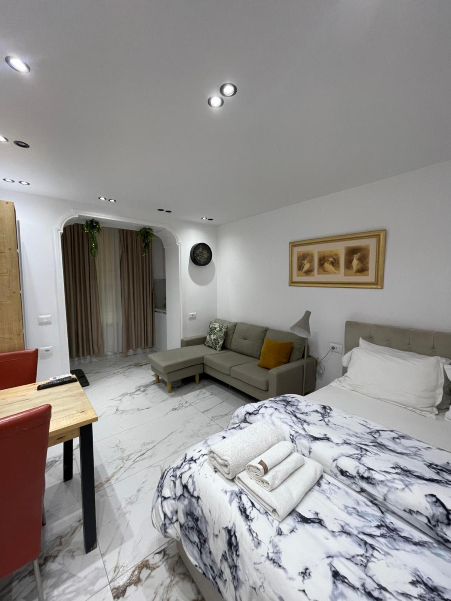 Midnight Apartments 地拉那 外观 照片