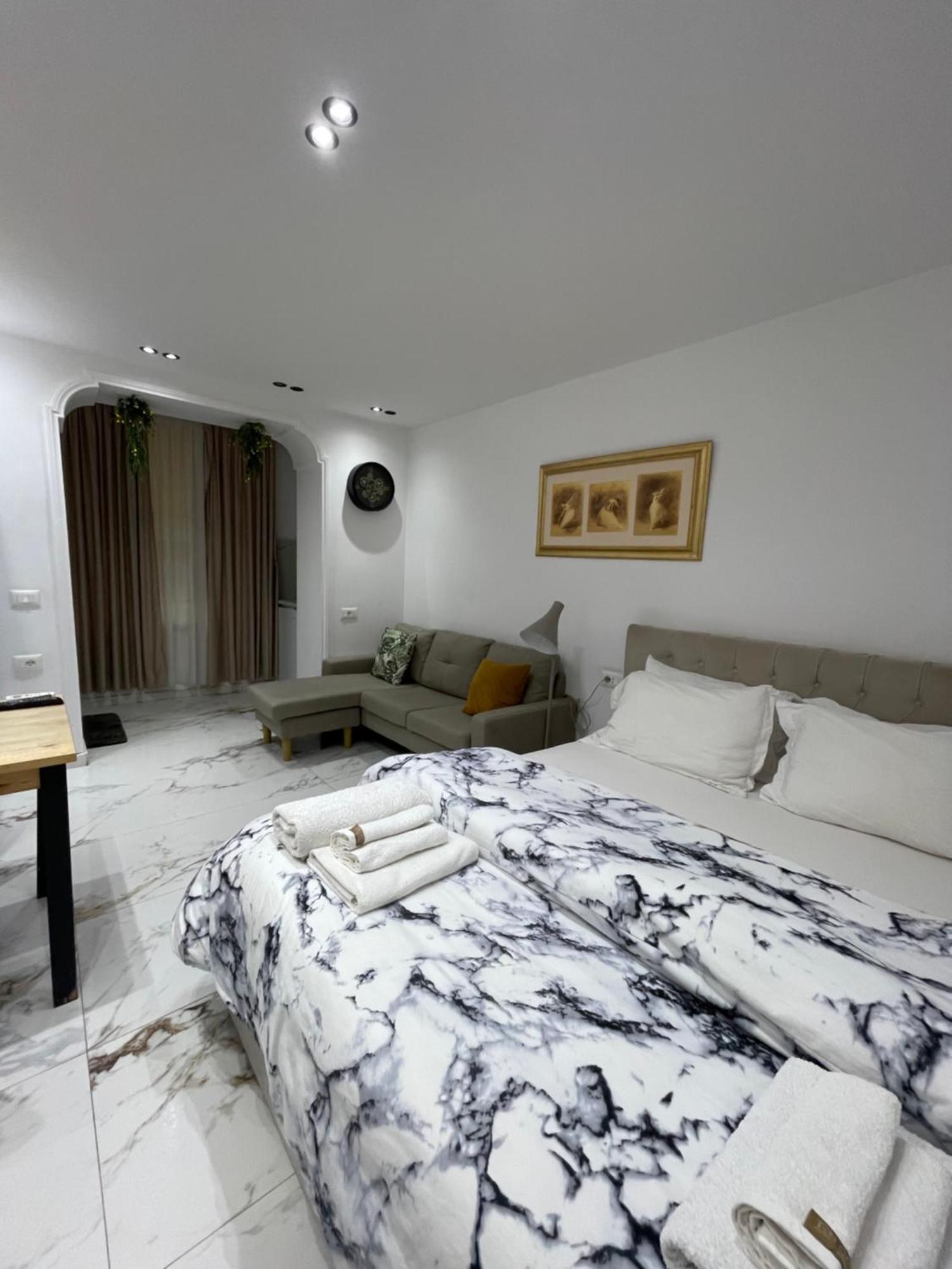 Midnight Apartments 地拉那 外观 照片